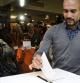 Pep Guardiola depositando su voto en el CIC de Vía Augusta
