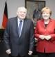 El expresidente soviético Mijaíl Gorbachov con Merkel 25 años después de la caída del muro de Berlín