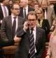 El president Mas habla por teléfono desde su escaño antes de iniciarse la sesión de control al Govern.