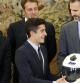 El rey Felipe, que recibió en el Palacio de la Zarzuela a los campeones mundiales de motociclismo Marc y Álex Márquez, Esteve "Tito" Rabat y Toni Bou, que se alzaron esta temporada con la victoria en las categorías MotoGP, Moto3, Moto2 y Trial al aire libre, respectivamente, recibe un casco firmado del bicampeón del mundo de MotoGP, Marc Márquez (c), en presencia de su hermano, Alex