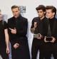 One Direction posan con sus premios en los American Music Awards