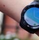 El diseño circular, la correa de piel y la esfera metálica del LG G Watch R lo acercan a un reloj convencional