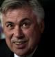 Carlo Ancelotti sonríe durante un partido