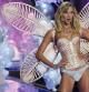 Taylor Swift actúa mientras la modelo Karlie Kloss desfile en el show de Victoria's Secret