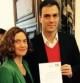 El líder del PSOE, Pedro Sánchez, junto a la secretaria de Estudios y Programas, Meritxell Batet, en el momento de registrar la petición para la subcomisión que inicie los debates par ala reforma de la Constitución.
