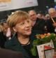 La canciller alemana, Angela Merkel, es felicitada por sus compañeros de partido tras ser reelegida como líder de la CDU