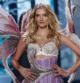 La modelo Lily Donaldson luce las famosas 'Alas de Ángel' creadas con más de 15.000 cristales de Swarovski durante el desfile Victoria's Secret Fashion Show de 2014, en Londres