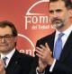 El Rey Felipe VI, junto al presidente de la Generalitat Artur Mas, durante la ceremonia de entrega de las Medallas de Honor y de los Premios Ferrer Salat que concede la patronal Foment del Treball