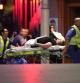 Uno de los rehenes es evacuado herido del café de Sydney.