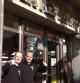 Xavier y Jordi Blanchart frente a su café-bar La Reforma, en Mataró, que ha vendido parte del segundo premio