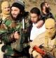El piloto jordano capturado por el ISIS, en el centro de la imagen, en una imagen difundida por los islamistas