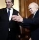 El primer ministro griego, Antonis Samaras, llega a la oficina del presidente, Karolos Papoulias, al que le ha anunciado la convocatoria de elecciones anticipadas