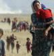 Las mujeres yizadíes de cualquier edad, como estas que huyen por la frontera de Siria, son sistemáticamente violadas y esclavizadas
