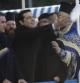 Alexis Tsipras (c), líder del partido izquierdista Syriza, libera una paloma junto al arzobispo Ieronymos (i) durante una ceremonia para celebrar la Epifanía ortodoxa en el Pireo, cerca de Atenas