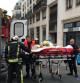 Los servicios sanitarios retiran una de las víctimas tras el atentado, en París, contra la revista 'Charlie Hebdo'