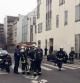 Agentes de policía y bomberos en la puerta de la sede del semanario satírico 'Charlie Hebdo'