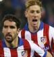 El delantero del Atlético de Madrid Fernando Torres (d) celebra el tanto que acaba de marcar su compañero, el centrocampista Raúl García (i), de penalti, el primero frente al Real Madrid, durante el partido de ida de los octavos de final de la Copa del Rey que se juega esta noche en el estadio Vicente Calderón, en Madrid
