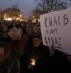 Miles de personas se manifestaron en la plaza de la República, de París, en solidaridad con las víctimas del atentado. Un manifestante muestra un cartel en alusión a uno de los dibujantes muertos: "Charb, muerto libre"