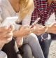 Cuatro jóvenes enganchados al móvil