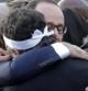 François Hollande abraza a Patrick Pelloux, columnista de 'Charlie Hebdo'