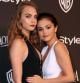 Cara Delevingne y Selena Gómez llamaron la atención en la gala de los Globos de Oro por sus arrumacos en público