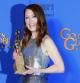 La actriz estadounidense Julianne Moore posa con su Globo de Oro a mejor actriz dramática