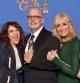 La creadora de 'Transparent', Jill Soloway, y el actor Jeffrey Tambor celebran sus premios con el resto del reparto