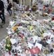 Flores para llenar un vacío. Franceses -y no franceses- seguían ayer dejando flores frente a la sede del semanario satírico 'Charlie Hebdo' en el centro de París, en homenaje a las diecisiete víctimas mortales de los tres yihadistas que sembraron de terror la capital de Francia durante tres días seguidos. Pero las flores no serán suficientes para evitar que la sociedad francesa se fracture