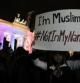 Una mujer que asiste a la marcha de Berlín muestra un cartel en el que se puede leer "Soy musulmana. No en mi nombre"