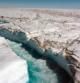 Río en el hielo de Groenlandia