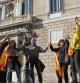 Un grupo de personas con banderas independentistas ante el Palau de la Generalitat donde crece la expectación a la espera de que el presidente Mas mantenga los últimos contactos con ERC y las entidades soberanistas