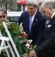El Secretario de Estado de los EE.UU., John Kerry, deposita una corona de flores junto al ministro de Exteriores francés, Laurent Fabius, ante el supermercado judío atacado en París