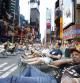 Un grupo de neoyorquinos descansa en unas tumbonas instaladas en Times Square