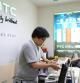Un cliente adquiere un producto de HTC en una de las tiendas de la multinacional taiwanesa en Taipei (Taiwan)