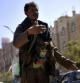 Un miliciano hutí vigila el tráfico ante el palacio presidencial en Saná, Yemen