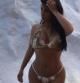 Kim Kardashian sorprende en redes posando en un escenario gélido con un bikini diseñado por su marido Kanye West