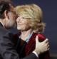 El presidente del Gobierno, Mariano Rajoy, saluda a la presidenta del PP de Madrid, Esperanza Aguirre, durante la convención nacional del Partido Popular.
