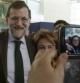 El presidente del Gobierno y del Partido Popular, Mariano Rajoy (c), ha posado hoy con militantes de la formación, en la segunda jornada de la convención nacional del PP, que se celebra este fin de semana en Madrid.