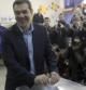 El favorito en las elecciones griegas, Alexis Tsipras, deposita su voto ante los medios.