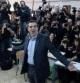 El líder de Syriza, Alexis Tsipras, posa para la prensa momentos después de depositar su voto | elecciones Grecia