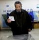 Un hombre se prepara para depositar su papeleta en la jornada de elecciones generales de Grecia de este domingo.