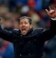 Simeone reclama una acción durante el partido de Copa ante el Barça