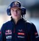 Max Verstappen camina por el box en los test de Jerez