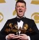 Sam Smith muestra su colección de Grammys. Tiene 22 años.