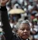 Nelson Mandela puño en alto el día de su liberación el 11 de febrero de 1990