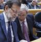 Mariano Rajoy habla con el ministro de Defensa, Pedro Morenés, durante la sesión de control en el Senado