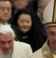 El papa Francisco (R) y el papa emérito Benedicto XVI (izq, detrás) a su llegada al consitorio ordinario público para la creación de nuevos cardenales.
