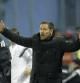 El entrenador del Atlético de Madrid, el argentino Diego Simeone, da instrucciones a sus jugadores durante el partido de la vigésimo tercera jornada de Liga de Primera División disputado esta noche en el estadio de Balaídos