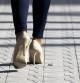 Una mujer con tacones pasea sobre las baldosas de la discordia de la Diagonal