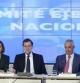 El presidente del Gobierno, Mariano Rajoy (c), junto a la secretaria general del PP, María Dolores de Cospedal (i), y el vicesecretario general, Javier Arenas (d), al inicio hoy de la reunión del Comité Ejecutivo Nacional del PP.